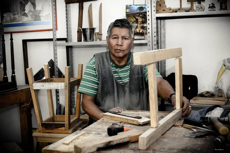 Thợ đóng mộng ghép gỗ